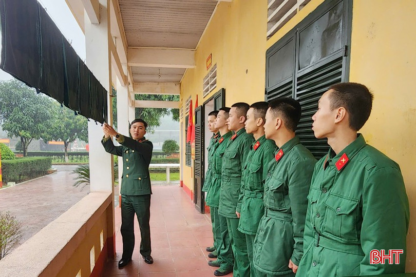 Các chiến sĩ mới ở Trung đội 4, Đại đội 5 (Tiểu đoàn 2) được hướng dẫn các phơi khăn mặt thống nhất, đúng vị trí, đúng quy định. bqbht_br_7-copy.jpg