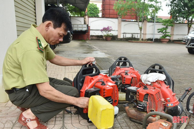 Hạt Kiểm lâm Hương Khê đảm bảo đầy đủ các dụng cụ chữa cháy rừng chuyên dụng để sẵn sàng hỗ trợ Ban Quản lý Rừng phòng hộ Hương Khê và các chủ rừng khác khi xảy ra cháy. bqbht_br_dsc-3340-copy.jpg