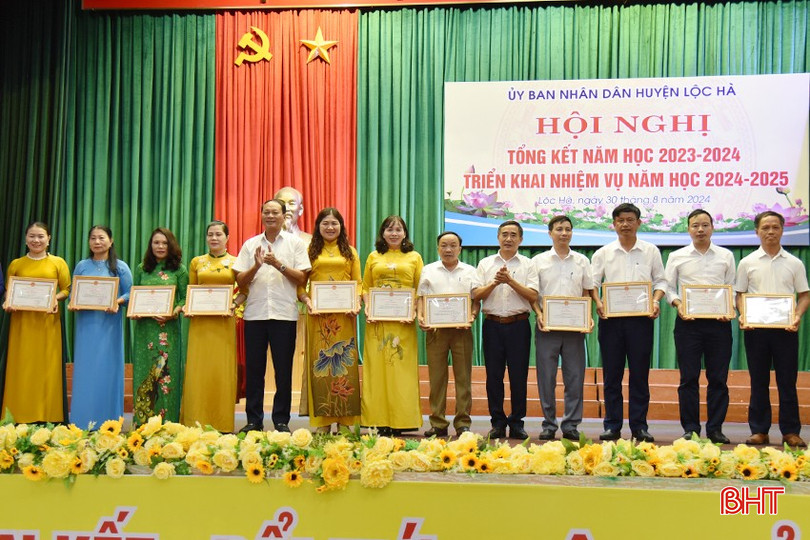 .... và các cá nhân đạt thành tích cao trong thực hiện nhiệm vụ năm học 2023 - 2024. DSC_0276 - Copy.JPG