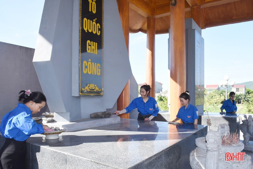 Đoàn viên thanh niên xã Mai Phụ vệ sinh đài tưởng niệm các anh hùng liệt sĩ của xã DSC_8509 - Copy.JPG