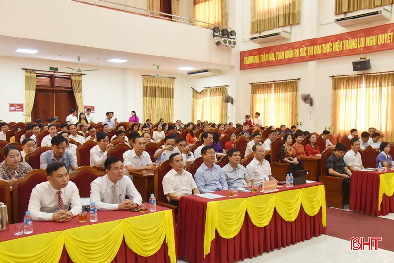 Các đại biểu tham gia hội nghị triển khai nhiệm vụ năm học mới. DSC_0244 - Copy.JPG