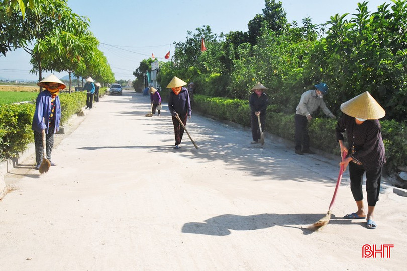 Quét dọn đường làng, ngõ xóm là việc làm thường xuyên của người dân thôn Đông Vĩnh (xã Mai Phụ). 3 - Copy.JPG