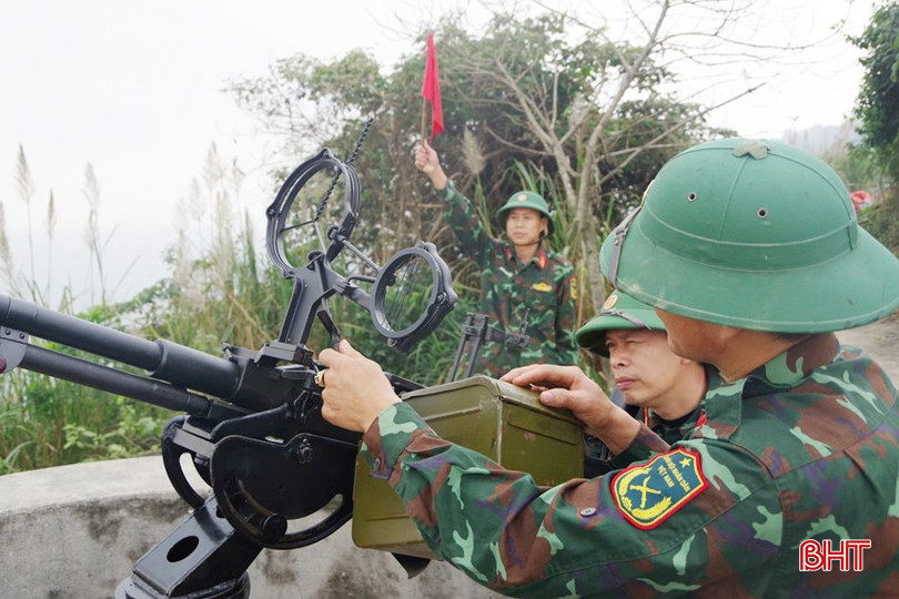 Lính đảo Sơn Dương ngày đêm bên mâm pháo canh giữ vùng trời, vùng biển để quê hương vui Tết đón xuân. bqbht_br_11.jpg