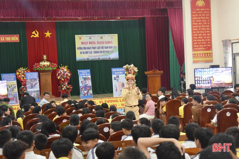 Cán bộ Đội Cảnh sát Giao thông Công an huyện Vũ Quang tuyên truyền pháp luật về đảm bảo trật tự ATGT. bqbht_br_dsc-1772-copy.jpg