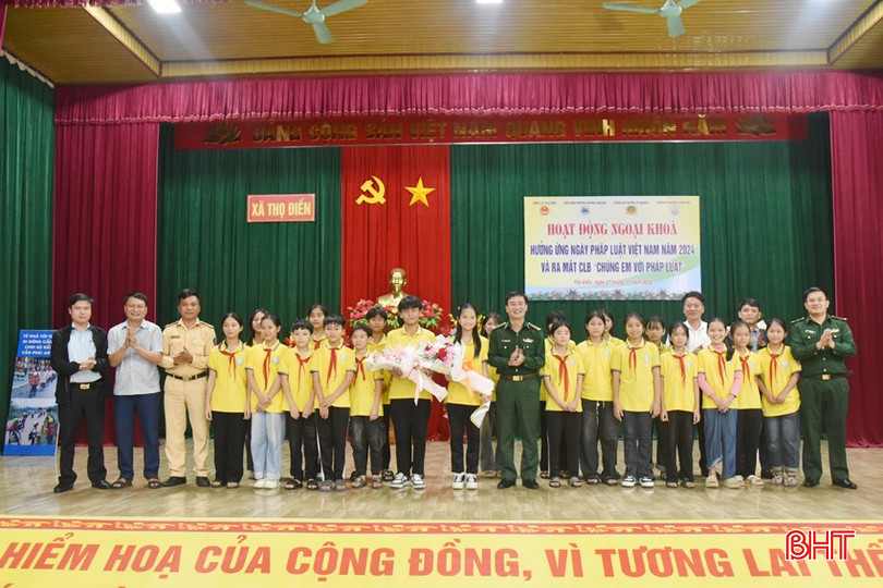Tặng hoa chúc mừng câu lạc bộ “Chúng em với pháp luật”. bqbht_br_dsc-1776-copy.jpg