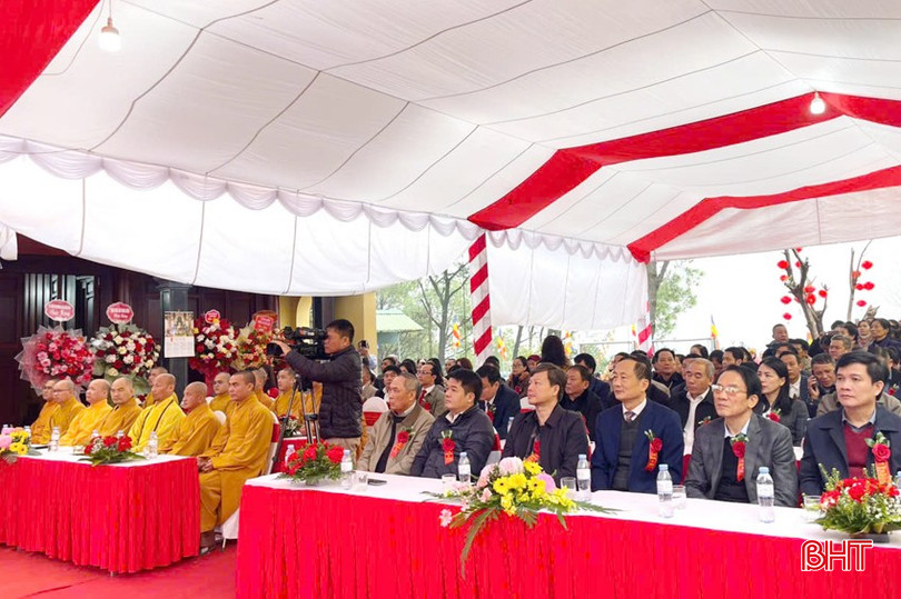 Các vị đại biểu về dự lễ cắt băng khánh thành và trao quyết định bổ nhiệm trụ trì chùa Chân Tiên. bqbht_br_5-copy-5413.jpg