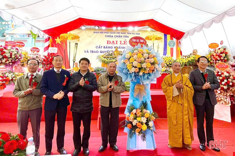 Lãnh đạo tỉnh tặng hoa chúc mừng. bqbht_br_1-copy-9364.jpg