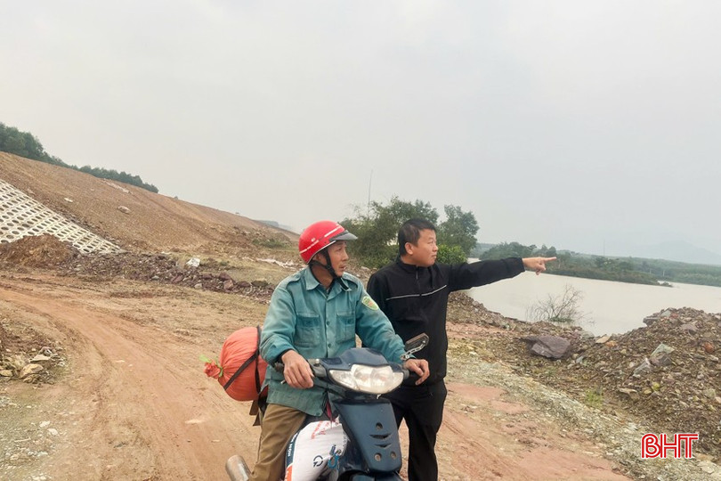 Anh Hạnh phản ánh với phóng viên về tình trạng ô nhiễm nguồn nước thô. bqbht_br_1-copy.jpg