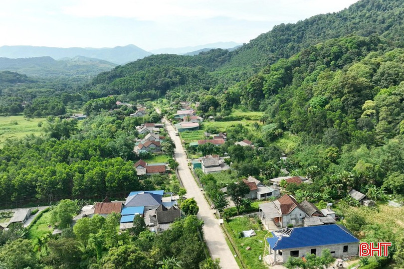 Thôn biên giới Khe 5 ngày càng bình yên, no ấm giữa đại ngàn. bqbht_br_buc-tranh-binh-yen-o-mien-bien-vien-khe-5-xa-son-kim-1.jpg