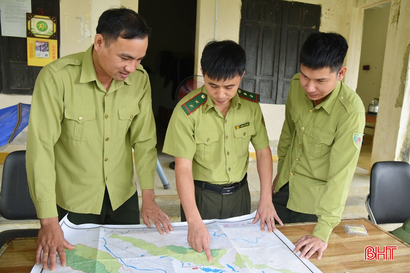 Cán bộ Hạt Kiểm lâm Hương Khê và Ban Quản lý Rừng phòng hộ Hương Khê lên phương án PCCCR ở những khu vực có nhiều rừng trồng bị đổ do bão số 5. bqbht_br_dsc-3411-copy.jpg