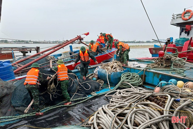 BĐBP Lạch Kèn hỗ trợ ngư dân xã Cổ Đạm chằng néo tàu thuyền, thu gom ngư cụ khi vào tránh bão. bqbht_br_bdbp-lach-ken-ho-tro-ngu-dan-xa-co-dam-chang-neo-tau-thuyen-thu-gom-ngu-cu.jpg