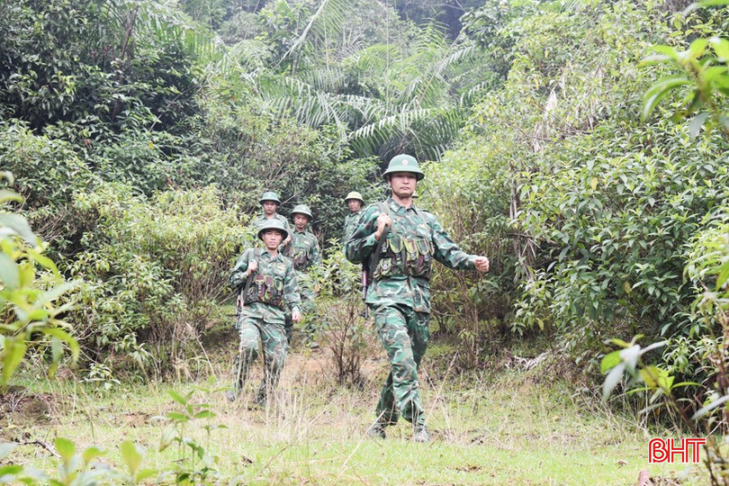 BĐBP Bản Giàng tuần tra các đường tiểu mạch trong rừng để ngăn chặn các loại tội phạm. bqbht_br_dsc-1700-copy.jpg