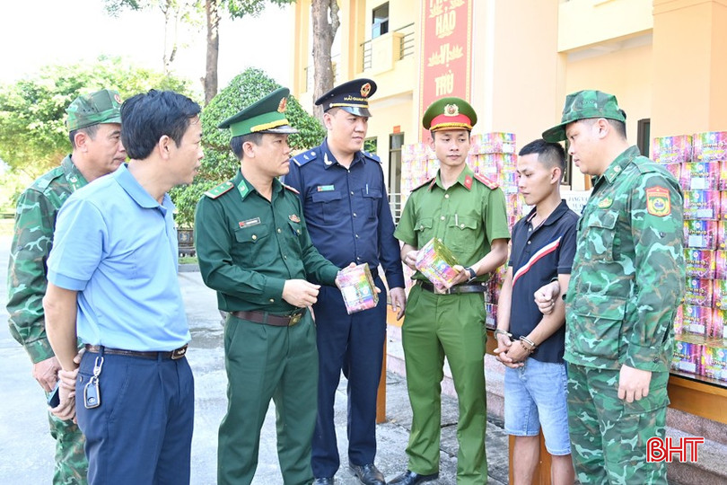 Lê Văn Hưng bị lực lượng biên phòng phối hợp bắt giữ khi vận chuyển 212 kg pháo hoa qua biên giới. bqbht_br_anh-4-1-copy.jpg