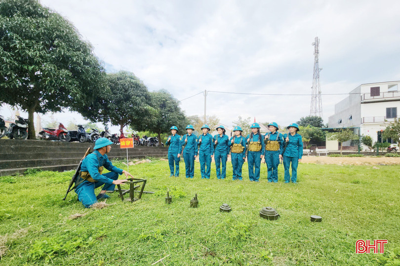 Chiến sĩ dân quân cơ động thị trấn Nghèn huấn luyện cách bố trí chông, mìn. bqbht_br_anh-4.jpg