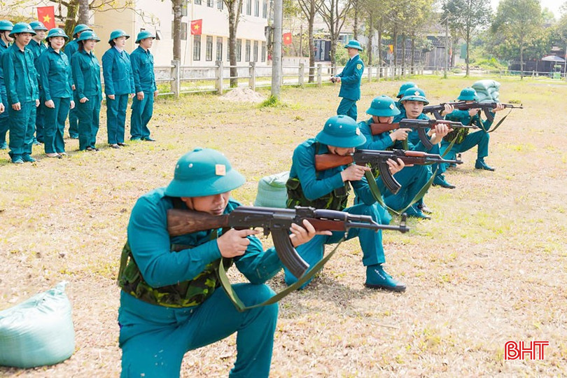 Chiến sĩ dân quân xã Sơn Kim 1 (huyện Hương Sơn) miệt mài tập luyện các bài bắn súng AK. bqbht_br_anh-5.jpg
