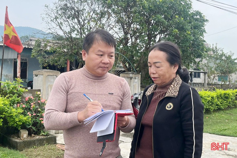 Bà Lê Thị Tuyết (thôn Tân Thành) phản ánh với phóng viên Báo Hà Tĩnh về tình trạng đê xuống cấp, sạt lở khiến nước mặn xâm nhập đồng ruộng. bqbht_br_2.jpg
