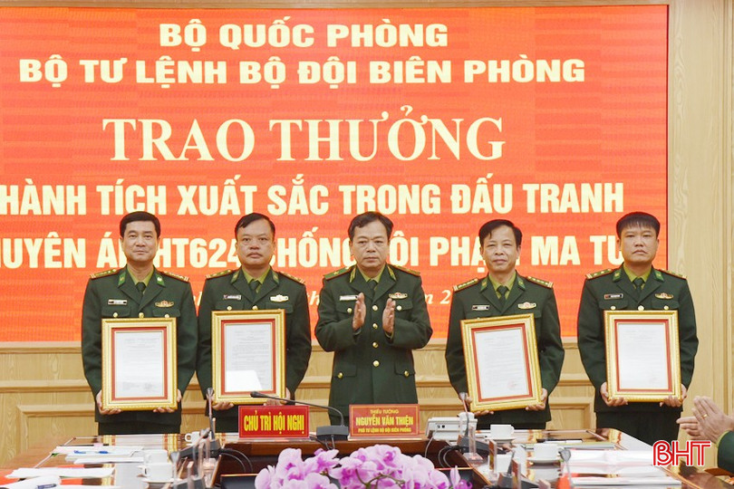 Thiếu tướng Nguyễn Văn Thiện trao thưởng cho BĐBP Hà Tĩnh. bqbht_br_dsc-2869-copy.jpg