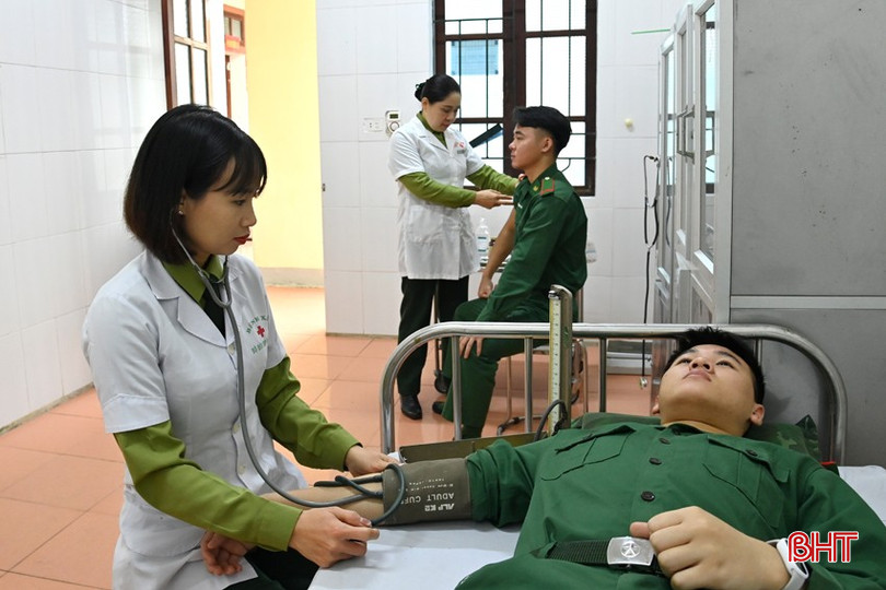 Kiểm tra, chăm sóc sức khỏe cho bộ đội, giúp các anh luôn khỏe để làm tốt nhiệm vụ bảo vệ biên giới. bqbht_br_dsc2682-copy.jpg