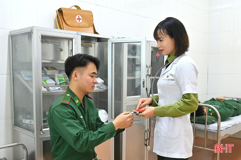 Thượng úy Đậu Thị Loan hướng dẫn bộ đội sử dụng thuốc điều trị các bệnh thông thường. bqbht_br_dsc2692-copy.jpg