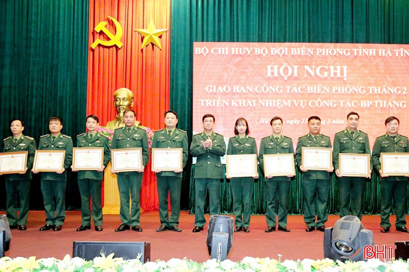 Đại tá Bùi Hồng Thanh - Chỉ huy trưởng BĐBP Hà Tĩnh trao bằng khen của UBND tỉnh cho các đồng chí đã có thành tích xuất sắc trong thực hiện phong trào thi đua quyết thắng năm 2024, trong đó có Thượng úy Loan. bqbht_br_thua-uy-quyen-cua-ubnd-dai-ta-bui-hong-thanh-chi-huy-truong-trao-bang-khen-cho-cac-dong-chi-da-co-thanh-tich-xuat-sac-trong-thuc-hien-phong-trao-thi-dua-quyet-thang-nam-2024-trong-anh-dong-chi-loan-o-giua-copy.jpg