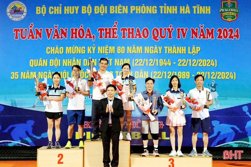 Thượng úy Loan (thứ 2 từ phải qua trái) yêu thích thể thao, tích cực tham gia các giải thi đấu phong trào. bqbht_br_dat-giai-ba-pickleball-do-bo-chi-huy-bdbp-tinh-to-chuc-tuan-van-hoa-the-thao-quy-iv-nam-2024-copy.jpg