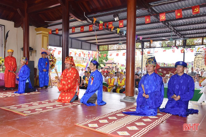 Con cháu trong dòng họ dâng hương báo cáo với tổ tiên và cúng giỗ thế tổ Trần Loan. bqbht_br_dsc-0620-copy.jpg
