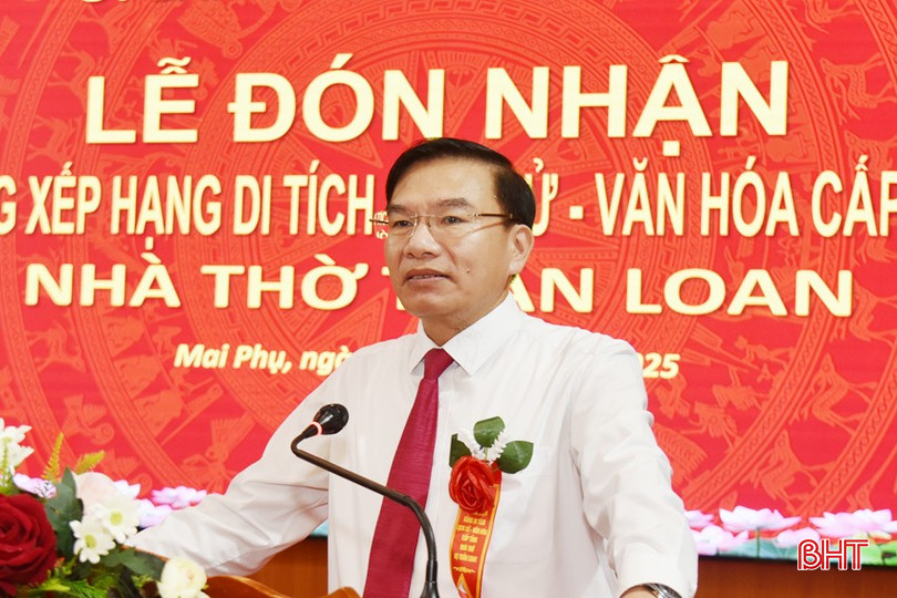 Ông Trần Xuân Lương - Phó Giám đốc Sở Văn hóa, Thể Thao và Du lịch phát biểu chúc mừng, giao nhiệm vụ quản lý, bảo vệ di tích cho địa phương và dòng họ. bqbht_br_dsc-0576-copy.jpg