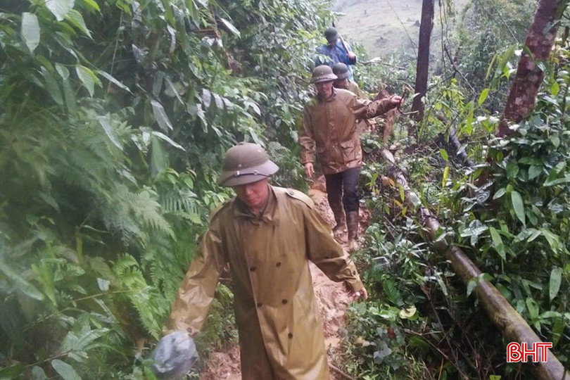 Cán bộ Ban Quản lý Rừng phòng hộ Nam Hà Tĩnh đội mưa, vượt đường rừng lầy lội đi kiểm tra rừng trên địa bàn xã Kỳ Thượng (huyện Kỳ Anh). bqbht_br_3-copy.jpg