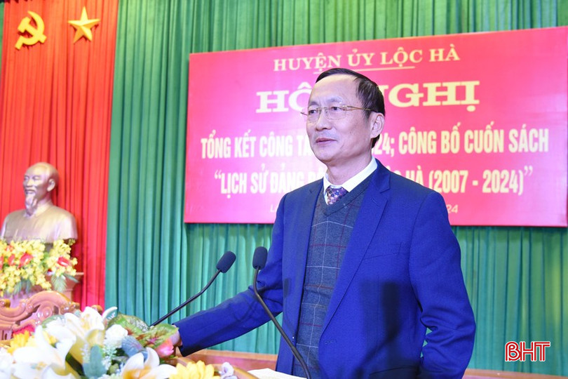 Bí thư Đảng ủy Khối CCQ&DN tỉnh Đặng Ngọc Sơn phát biểu chúc mừng những kết quả Đảng bộ huyện Lộc Hà đạt được trong năm 2024 và trong 17 năm thành lập. bqbht_br_dsc-3414-copy.jpg