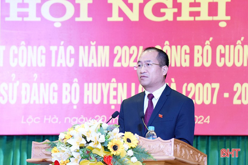 Bí thư Huyện ủy, Chủ tịch HĐND huyện Lộc Hà Nguyễn Thế Hoàn báo cáo tình hình, kết quả công tác xây dựng Đảng năm 2024 và những thành tựu nổi bật sau 17 năm thành lập huyện. bqbht_br_2-copy.jpg