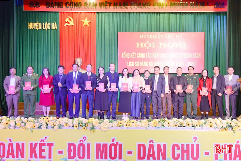 Lãnh đạo huyện tặng sách "Lịch sử Đảng bộ huyện Lộc Hà giai đoạn 2007 - 2024" cho các đại biểu. bqbht_br_11-copy.jpg