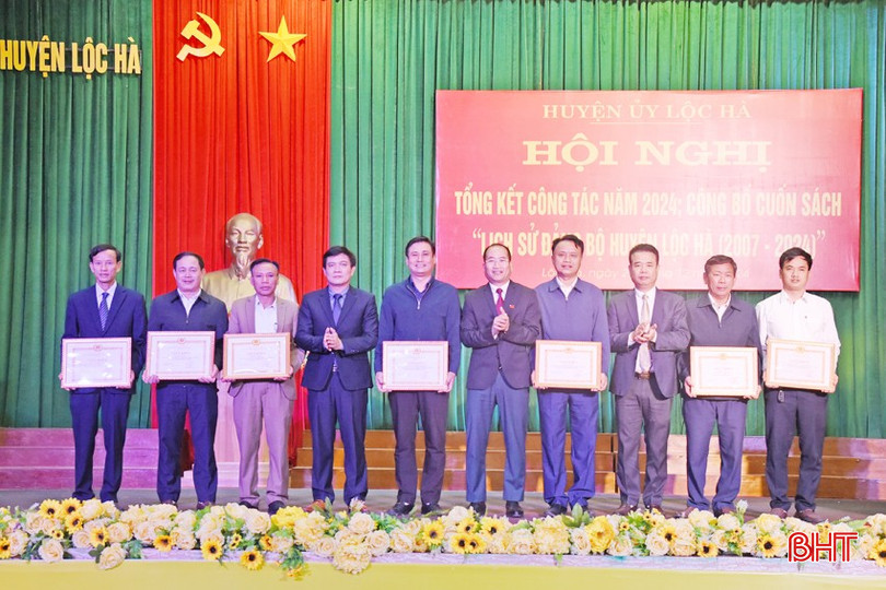 Đảng bộ huyện Lộc Hà tặng giấy khen cho 7 đảng bộ trực thuộc hoàn thành xuất nhiệm vụ năm 2024. bqbht_br_22-copy.jpg