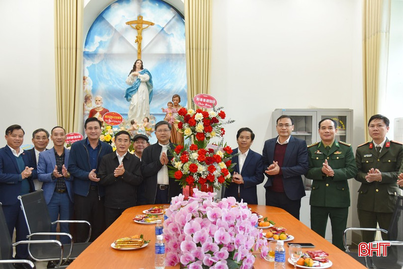 Đoàn công tác tặng hoa chúc mừng Giáng sinh. bqbht_br_dsc-3393-copy.jpg