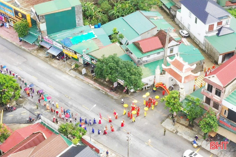 Đi qua cổng làng thôn thôn Thanh Tân (xã Thạch Châu) là đến một vùng quê trù phú, yên bình, giàu bản sắc văn hóa. 1-copy-9615-7656.jpg