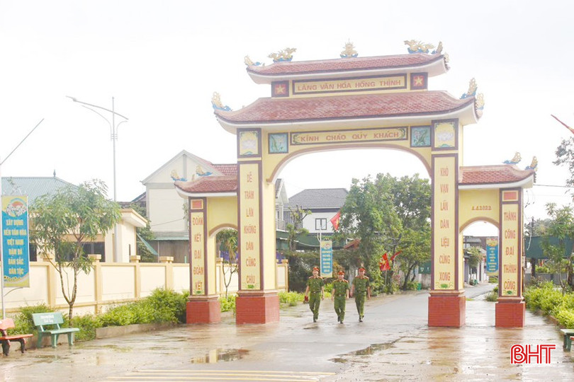 Cổng làng thôn Hồng Thịnh (xã Thịnh Lộc) uy nghi, bề thế, có lối kiến trúc đẹp. 3-copy-6253-4970.jpg