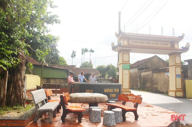 Không gian mang đậm nét hoài cổ ở thôn Chân Thành (xã Bình An) với cổng làng kiên cố và uy nghi, cây đa xanh mướt bên giếng Tran (giếng cổ nhất huyện, có từ thế kỷ 15, đã qua 3 lần tôn tạo). 4-copy-186-6134.jpg