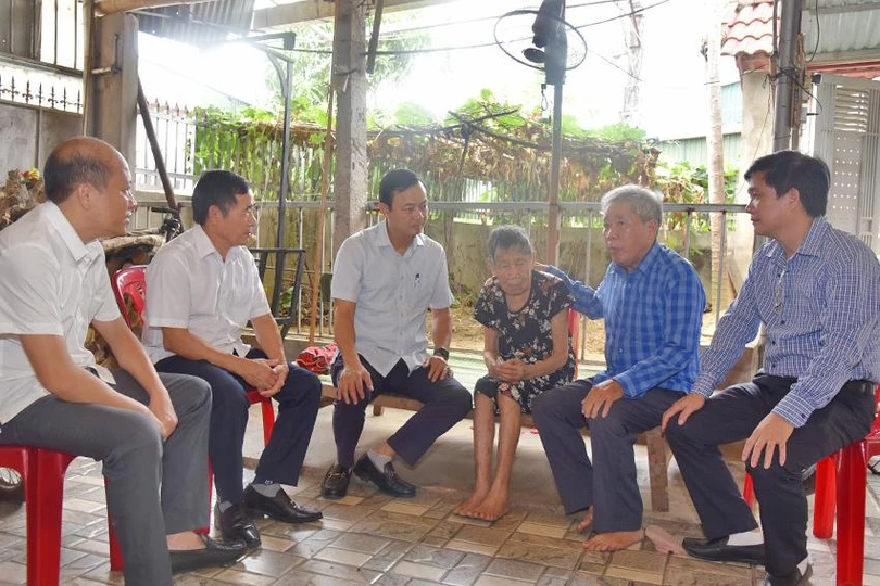 Đoàn thăm hỏi, tặng quà bà Hồ Thị Huệ - vợ liệt sỹ ở thôn Phù Ích.