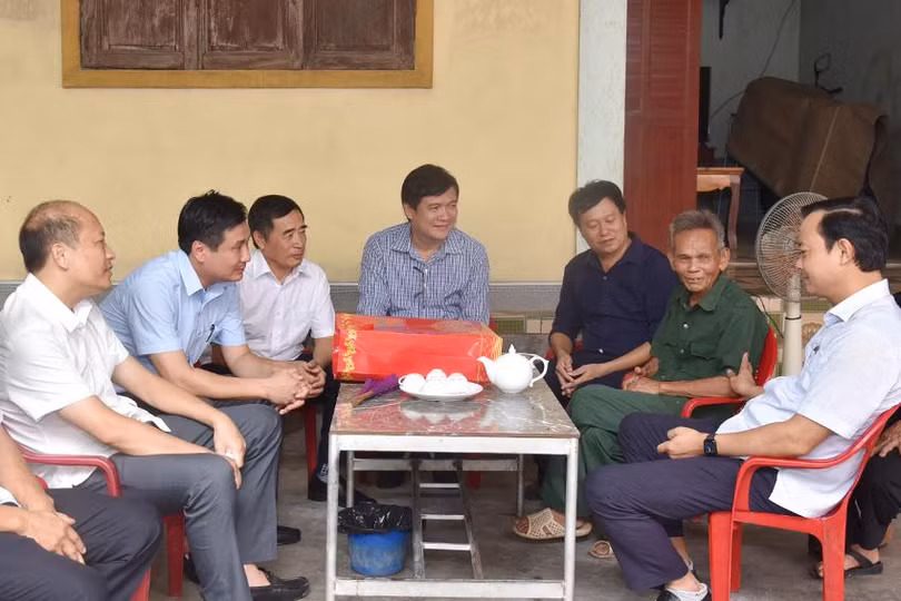 Trưởng ban Tuyên giáo Tỉnh ủy Hà Văn Hùng và đoàn thăm hỏi, động viên, tặng quà cho ông Nguyễn Đức Danh ở thôn Trung Lương (xã Ích Hậu).