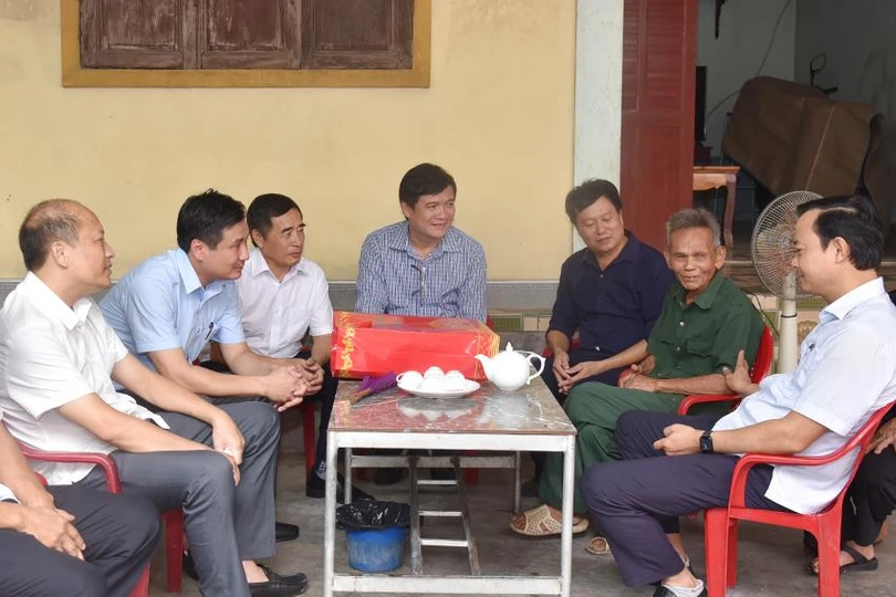 Trưởng ban Tuyên giáo Tỉnh ủy Hà Văn Hùng và đoàn thăm hỏi, động viên, tặng quà cho ông Nguyễn Đức Danh ở thôn Trung Lương (xã Ích Hậu).