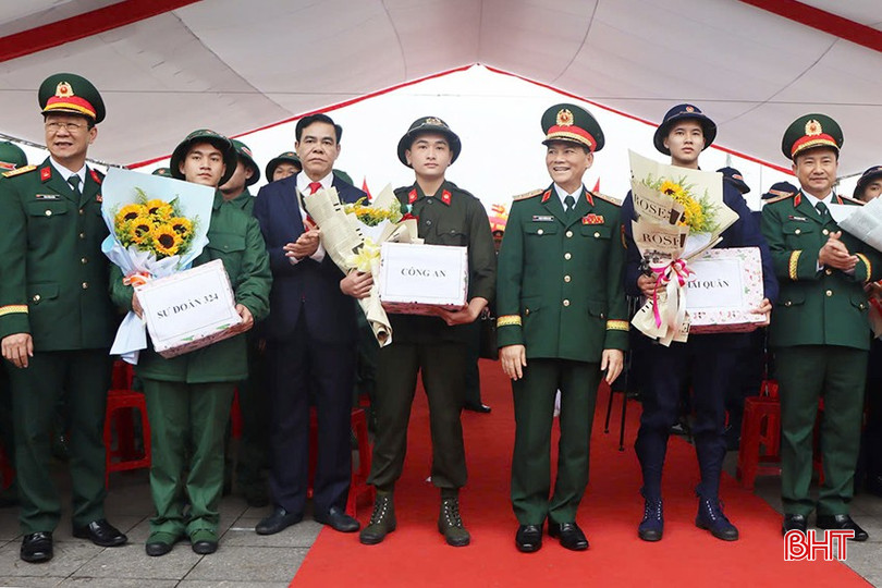 Lãnh đạo Bộ Quốc phòng, Quân khu 4 và UBND tỉnh tặng hoa chúc mừng các tân binh huyện Cẩm Xuyên. bqbht_br_cx-copy.jpg