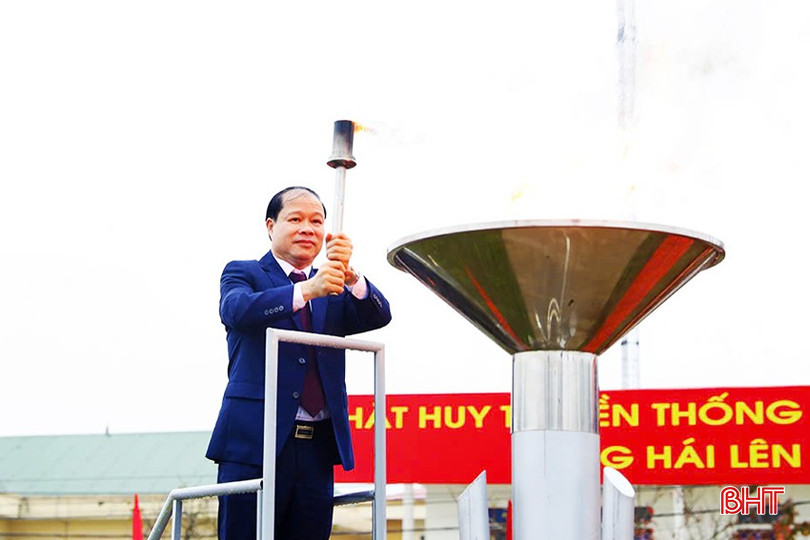 Bí thư Thị ủy thị xã Kỳ Anh Nguyễn Hoài Sơn thắp đuốc truyền thống, "tiếp lửa" cho thế hệ trẻ lên đường thực hiện nhiệm vụ thiêng liêng. bqbht_br_tx-ky-anh-copy.jpg