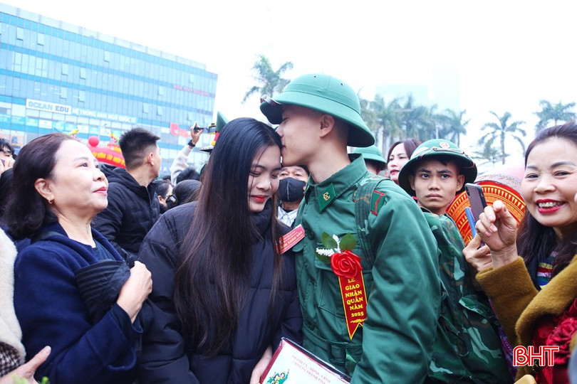 Tân binh Hà Tĩnh trao cử chỉ yêu thương, gửi lời hẹn ước trước lúc lên đường. bqbht_br_tp-copy.jpg