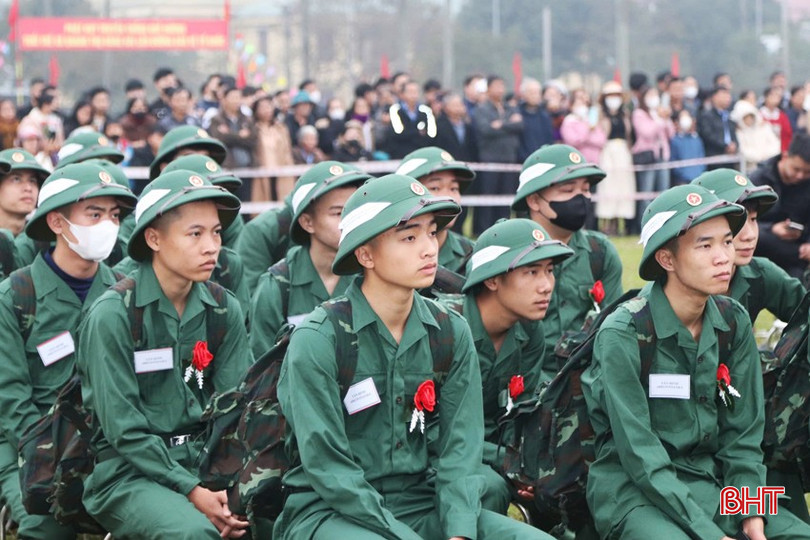 Tân binh Nguyễn Thanh Bình (người dân tộc Lào, ngồi ngoài cùng bên phải) cùng 40 đồng đội trẻ chuẩn bị vào "trường học lớn". bqbht_br_dt.jpg