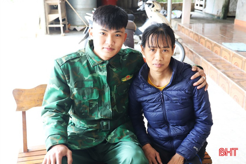 Đảng viên trẻ Nguyễn Quỳnh Phương (Hương Sơn) động viên người thân trước lúc nhập ngũ. bqbht_br_dang-vien-copy.jpg
