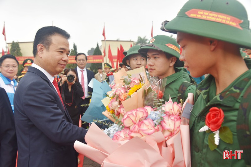 Chủ tịch UBND huyện Thạch Hà Nguyễn Việt Hùng tặng hoa, động viên, nhắc nhở con em quê hương trước lúc lên đường làm nhiệm vụ. bqbht_br_dsc-6392-copy.jpg