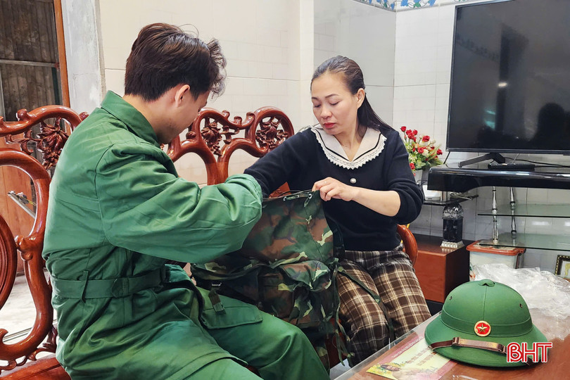 Chị Hoàng Thị Vân (huyện Kỳ Anh) chuẩn bị quân tư trang cho con trai nhập ngũ. bqbht_br_giao-dan-copy.jpg
