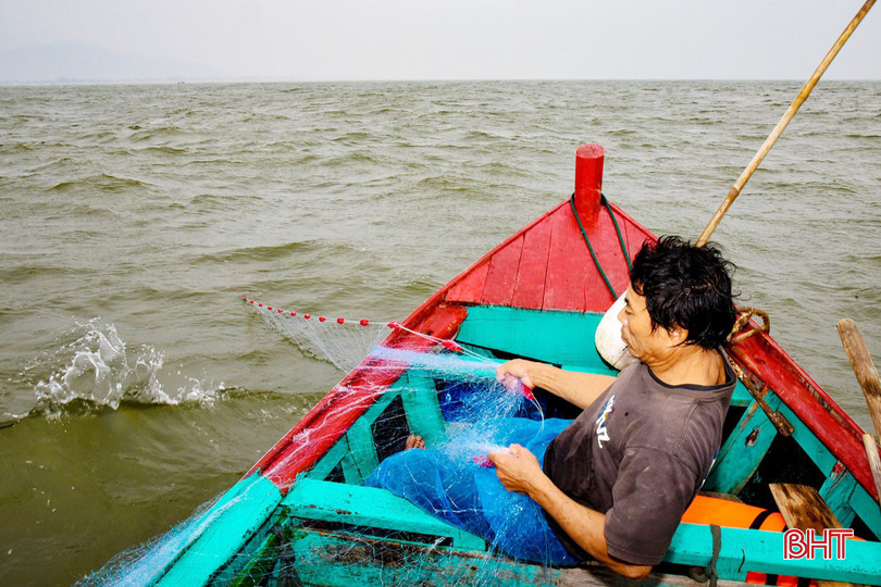 Mùa gió chướng, ngư dân Thịnh Lộc luôn phải đánh bắt trong điều kiện khắc nghiệt, lao động nặng nhọc. bqbht_br_dsc-8725-copy.jpg