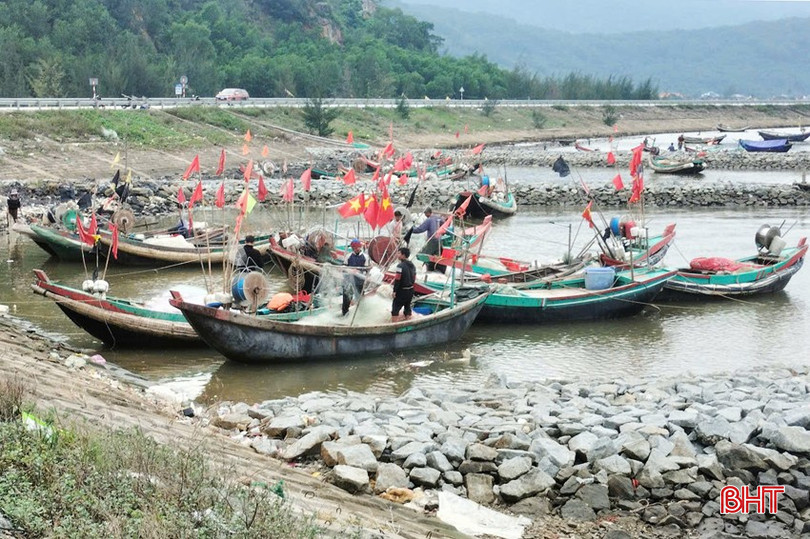 Ngư dân Thịnh Lộc chuẩn bị đồ nghề để đi biển. bqbht_br_3-copy.jpg