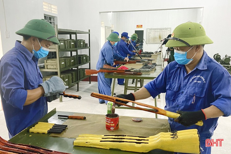 Cán bộ, nhân viên Kho K19 thường xuyên bảo quản, bảo dưỡng để nâng cao "tuổi thọ" cho các loại vũ khí, đảm bảo phục vụ nhiệm vụ huấn luyện, sẵn sàng chiến đấu của LLVT tỉnh. bqbht_br_anh-2-copy.jpg