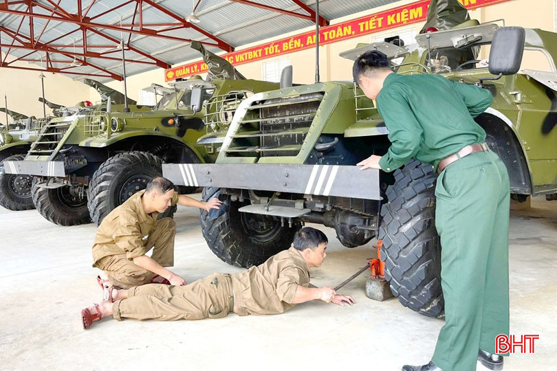 Cán bộ, nhân viên Đại đội Trinh sát cơ giới (Phòng Tham mưu) thực hiện “Ngày kỹ thuật” bảo quản, bảo dưỡng xe thiết giáp và các loại vũ khí, trang thiết bị kỹ thuật trên xe. bqbht_br_anh-1-copy.jpg